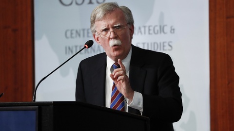 John Bolton kvůli odlišnému názoru skončil v roli bezpečnostního poradce Donalda Trumpa.