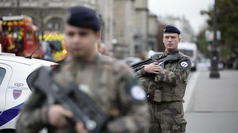 Vojáci po útoku na policejní prefektuře v Paříži. 