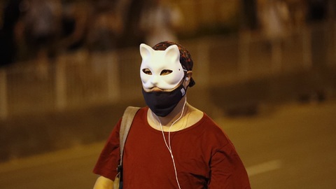 Stovky lidí v Hongkongu pochodovaly s maskami.