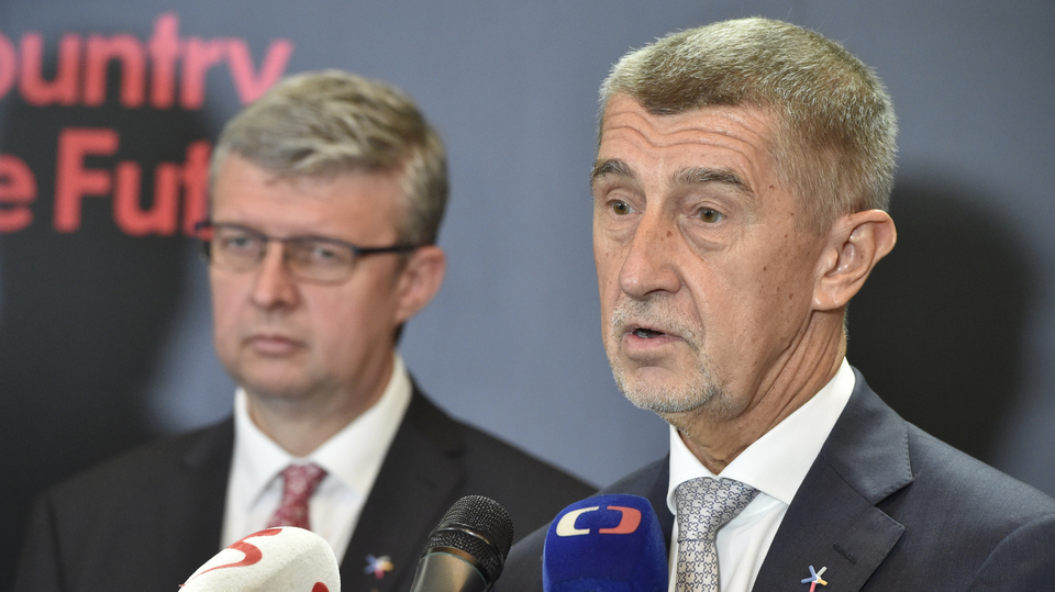 Zleva ministr průmyslu a obchodu Karel Havlíček a premiér Andrej Babiš.