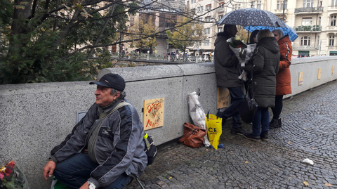 První fanoušci na Slovanském ostrově, kteří se chtějí rozloučit s Karlem Gottem.