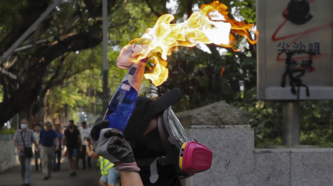 Demonstranti hodili do stanice metra zápalnou bombu.