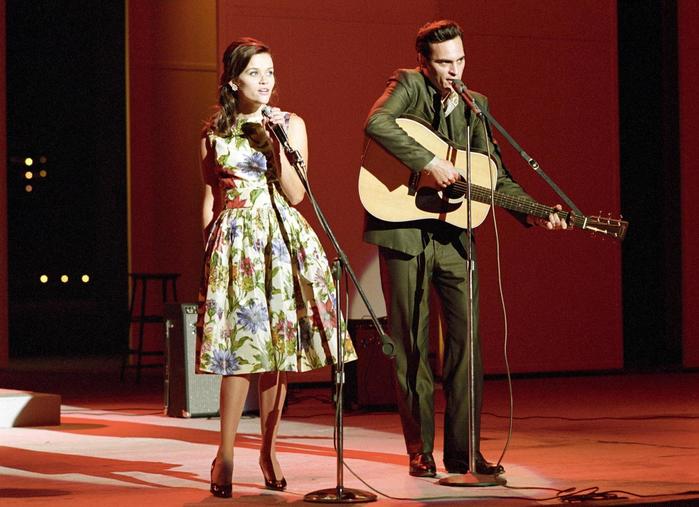 Joaquin Phoenix s Reese Witherspoonovou ve Walk the Line.