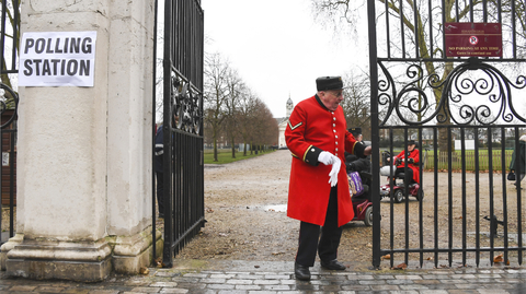 Volební místnosti ve Velké Británii jsou otevřeny.