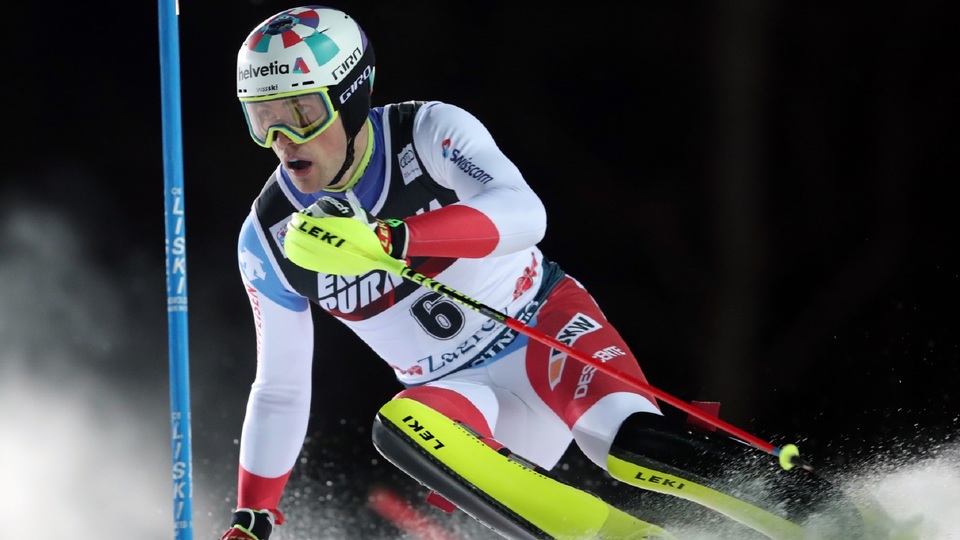 Švýcarský lyžař Daniel Yule vede po prvním kole slalom v Madonně di Campiglio, kde předloni vybojoval dosud jediné vítězství ve Světovém poháru.