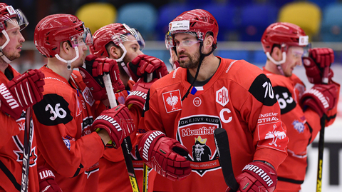 Hradečtí hráči (zleva) Daniel Rákos, Lukáš Vopelka, Radim Šalda a Radek Smoleňák po zápase Ligy mistrů.