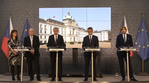 Zleva hygienička Eva Gottvaldová, náměstek ministra zdravotnictví Roman Prymula, ministr průmyslu a obchodu Karel Havlíček, premiér Andrej Babiš a ministr zdravotnictví Adam Vojtěch.