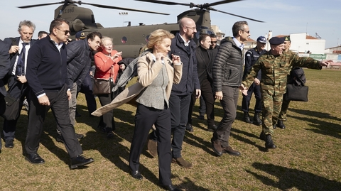 Zleva Ursula von der Leyenová, Charles Michel a Kyriakos Mitsotakis na schůzce v Řecku.