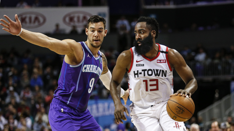 James Harden (vpravo) se snaží prosadit proti Willymu Hernangómezovi z Charlotte.