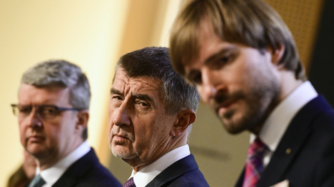 Premiér Andrej Babiš (uprostřed), ministr zdravotnictví Adam Vojtěch (vpravo) a ministr průmyslu, obchodu a dopravy Karel Havlíček.