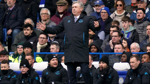 Carlo Ancelotti během utkání jeho Evertonu.