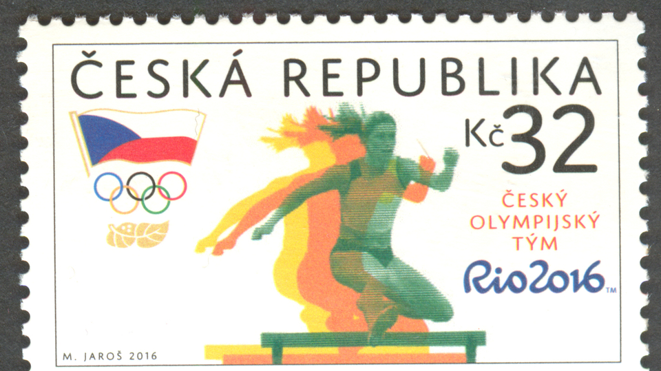 Poštovní známka s českou atletkou.