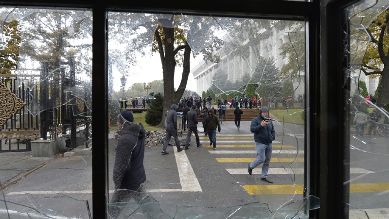 Demonstrace v Kyrgyzstánu, prezident zvažuje anulování voleb.