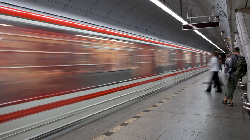 Muž v metru napadl devadesátiletou ženu, hledá ho policie