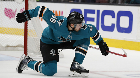 Útočník San Jose Sharks Tomáš Hertl se raduje z gólu.