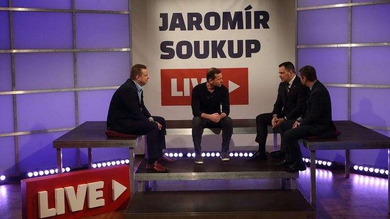 Moderátor pořadu Jaromír Soukup se svými hosty.