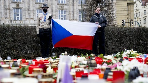 Lidé na pomoc zasaženým čtvrteční tragédií na Filosofické fakultě přispěli už téměř 19 milionů korun