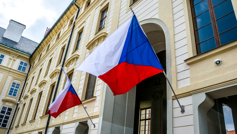 Podle ministra školství Beka je chyba, že stále nemáme korespondenční volbu, ministři se shodli na její podpoře