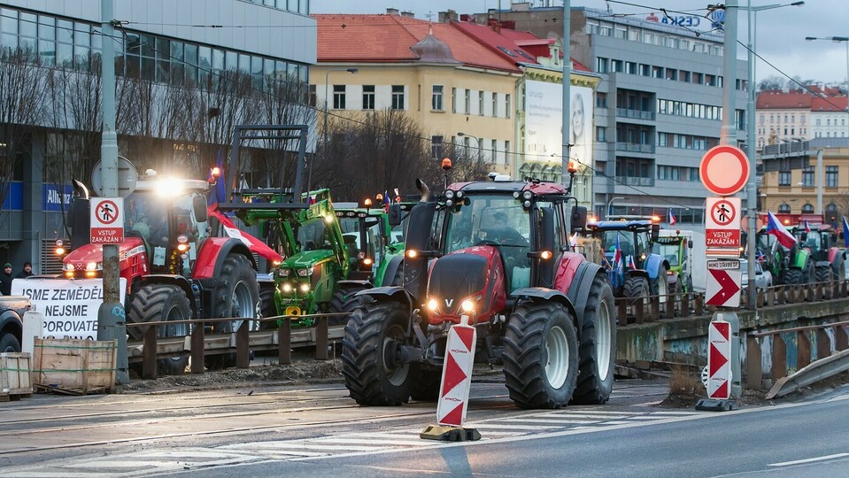 Provoz na pražské magistrále, kterou od rána částečně blokovala jízda zemědělců, je plně obnoven