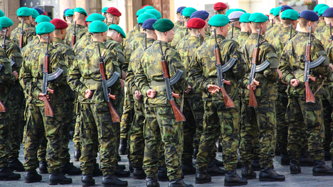 Ministryně obrany Černochová chce v některých regionech navýšit stabilizační příspěvky pro vojáky