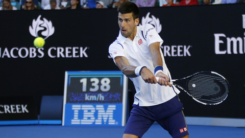 Novak Djokovič má za sebou úspěšnou operaci menisku, věří v brzký návrat k tenisu