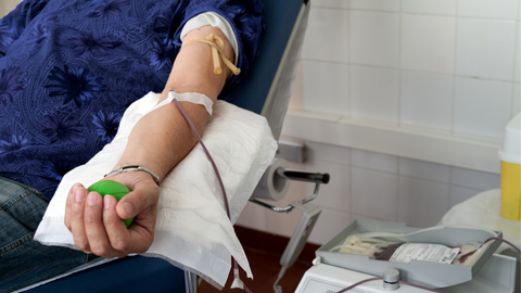 Ministerstvo zdravotnictví doporučilo transfuzním stanicím nevyřazovat z dárcovství krve muže mající sex s muži
