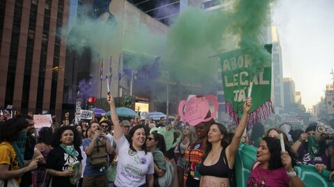 Tisíce žen demonstrovaly v Brazílii proti návrhu zákona, jež zpřísňuje tresty za potraty