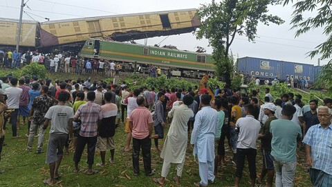 Nejméně 13 mrtvých a tři desítky zraněných si dnes vyžádala srážka osobního a nákladního vlaku v Indii