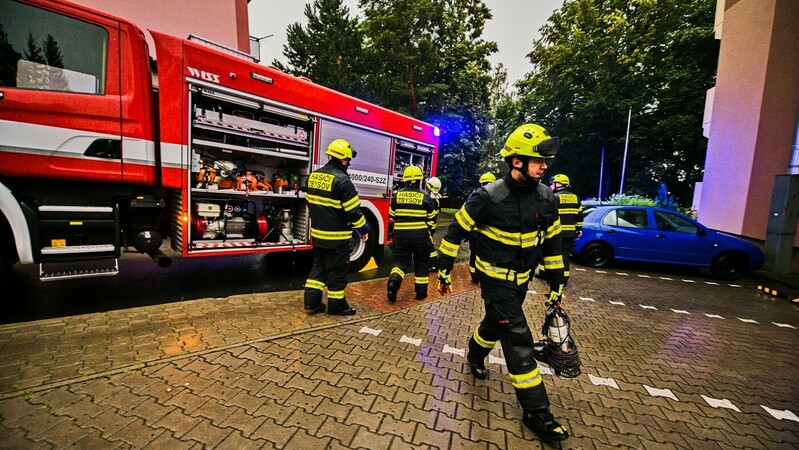 Brněnští hasiči čerpali vodu ze zatopených sklepů, podzemních garáží a také velkých lagun na silnicích