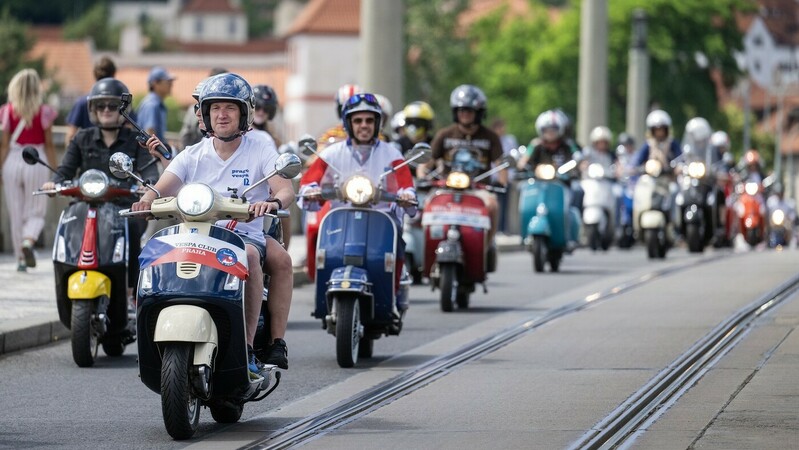 Prahou dnes dopoledne projelo 419 převážně italských značek Vespa a Piaggio